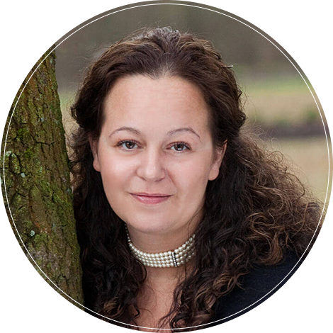 Porträt einer Frau vor Naturhintergrund – Symbol für persönliche Beratung und Gründerin der Buchhaltungs­kanzlei Seidl.